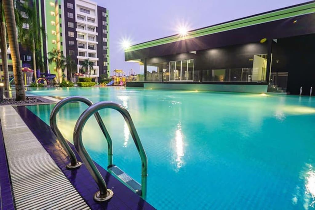 Cozy Poolside Waterpark Manhattan City3room Netflix Ipoh
